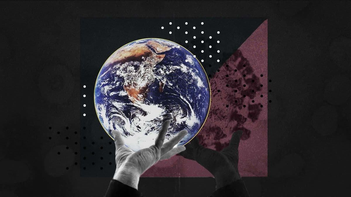 L'image montre une paire de mains gantées tenant une représentation de la planète Terre sur un arrière-plan abstrait de différentes textures et couleurs, symbolisant peut-être la menace des pandémies mondiales.