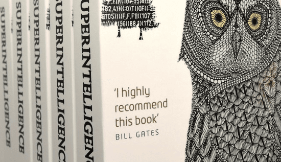 L'image montre une série d'exemplaires alignés du livre de Nick Bostrom 'Superintelligence', dont la couverture présente un dessin de hibou et une citation attribuée à Bill Gates.